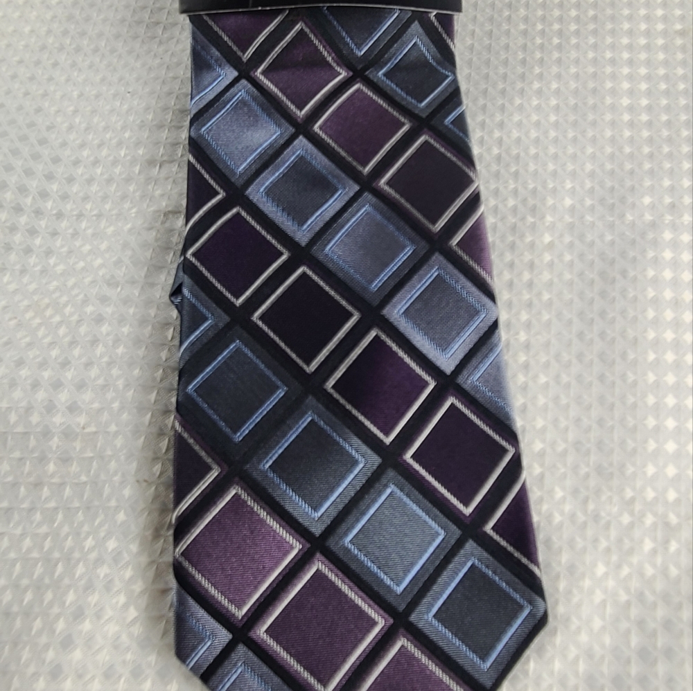 Axcess Claiborne Geometric Mens NeckTie 100% Silk NWT